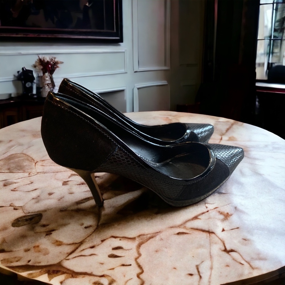 NWOT White House Black Market Black Snake Skin/Suede Heels Size 6